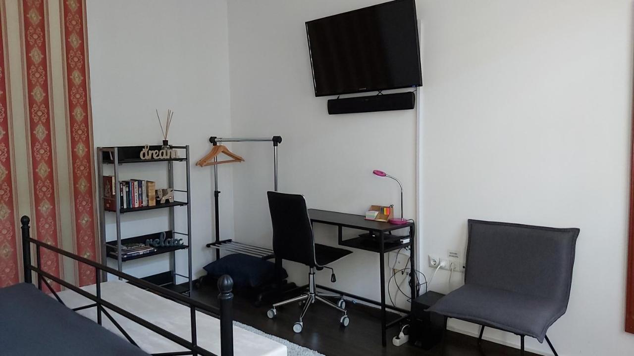 City Center Minimalist Apartment Орадя Экстерьер фото